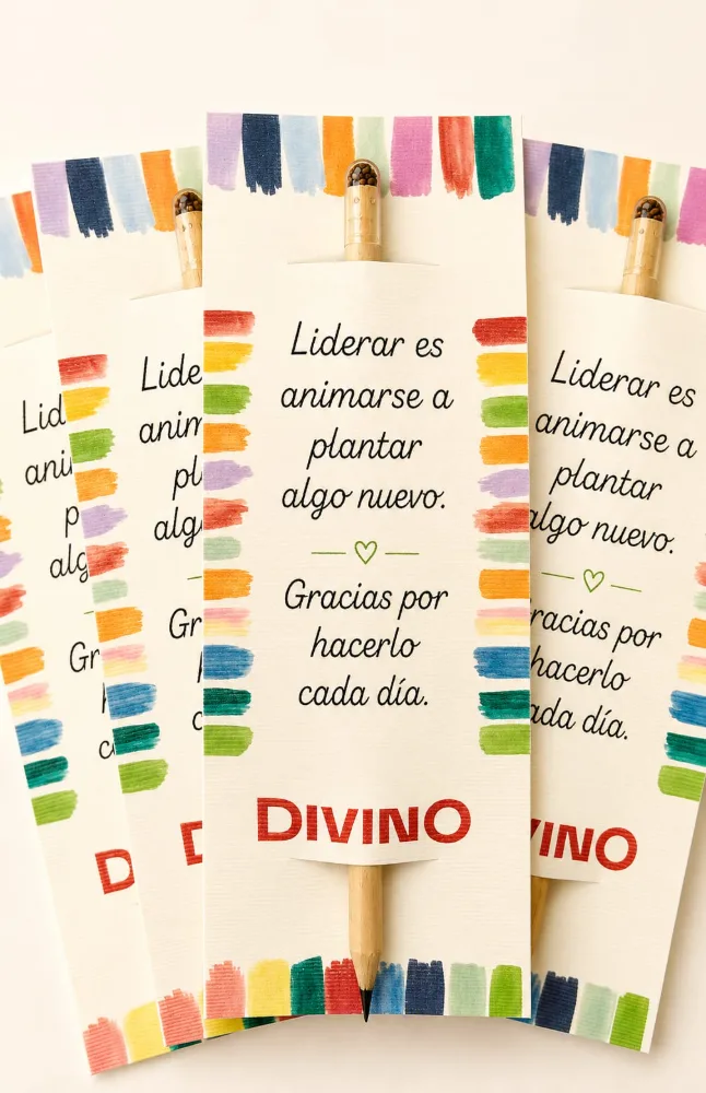 Lápices plantables de madera con una cápsula de semillas con tapón de corcho en la punta, presentados sobre tarjetas impresas de colores.