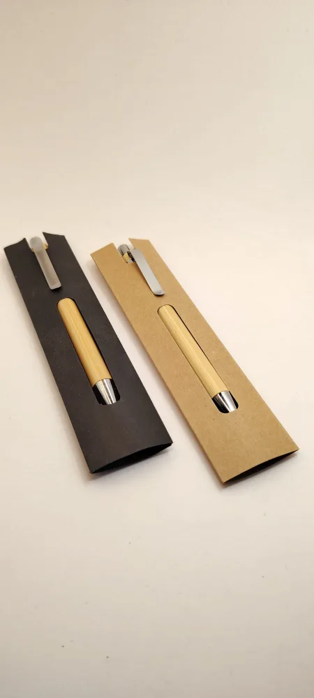 Dos lapiceras de bambú presentadas en estuches de papel kraft y negro.